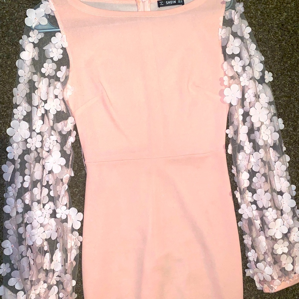 Pink flowered lace sleeves dress. Size: Xs.